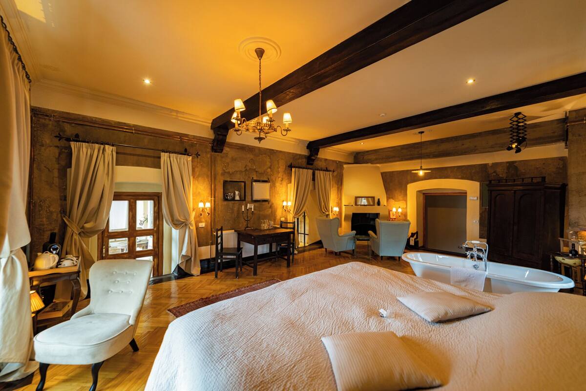New Castle Junior Suite | Sengetøy av topp kvalitet, blendingsgardiner og strykejern/-brett