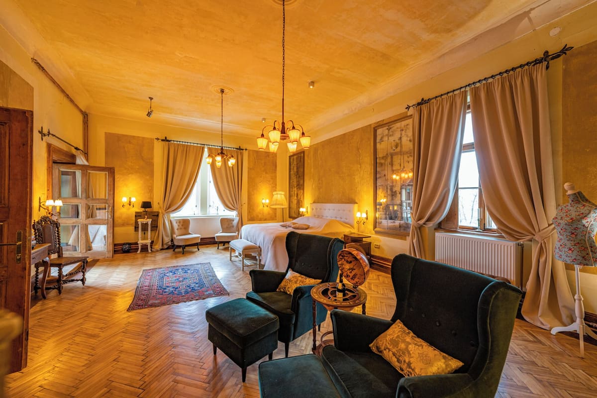 New Castle Grand Residence | Sengetøy av topp kvalitet, blendingsgardiner og strykejern/-brett