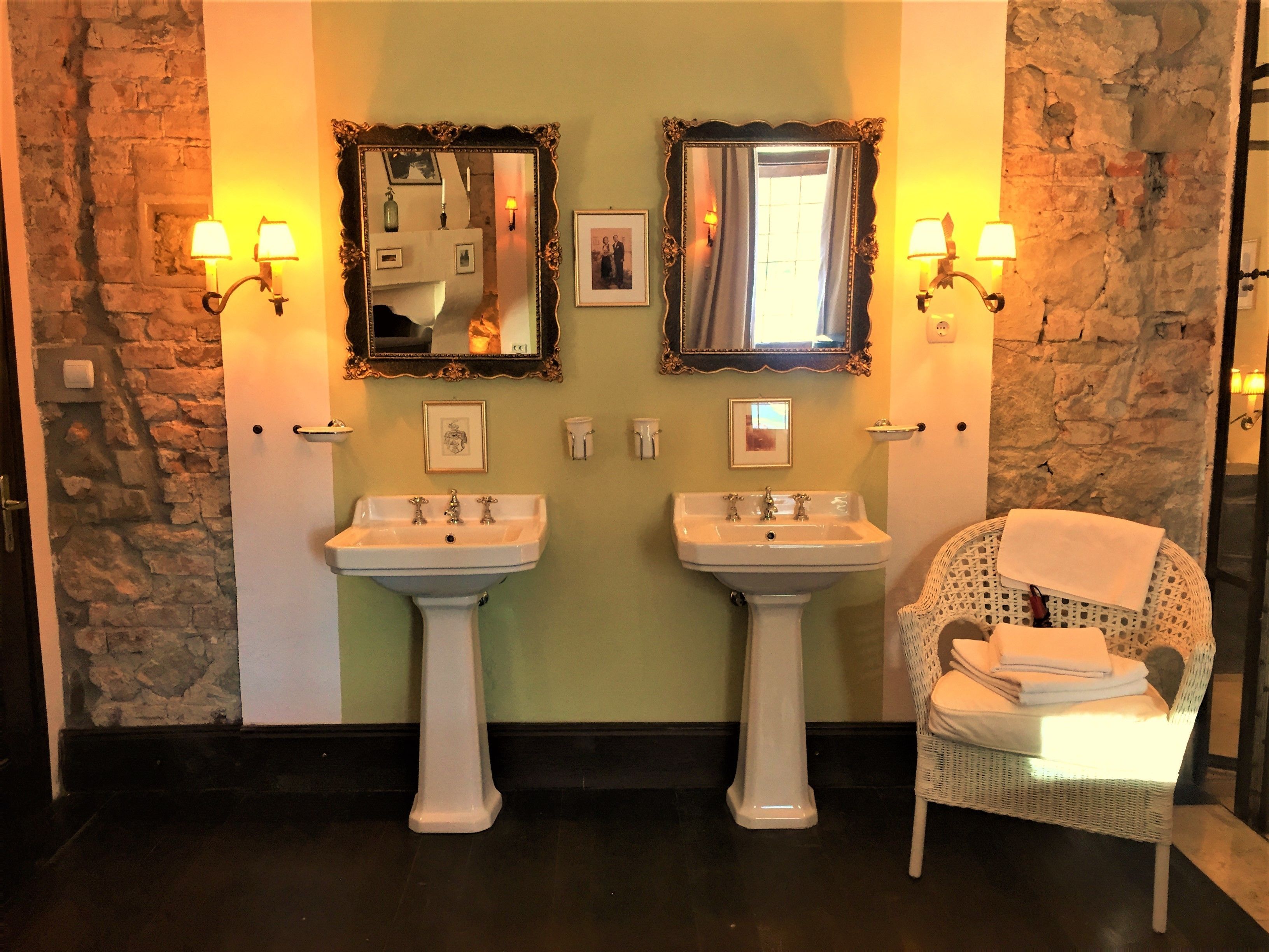 Bathroom sink