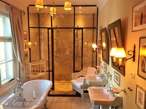 Classic-Doppelzimmer, 1 King-Bett | Badezimmerausstattung | Badewanne und Dusche (separat), Komfortbadewanne, Regendusche