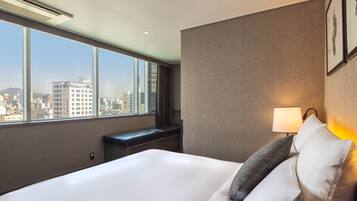 Seprai premium, minibar, dan brankas