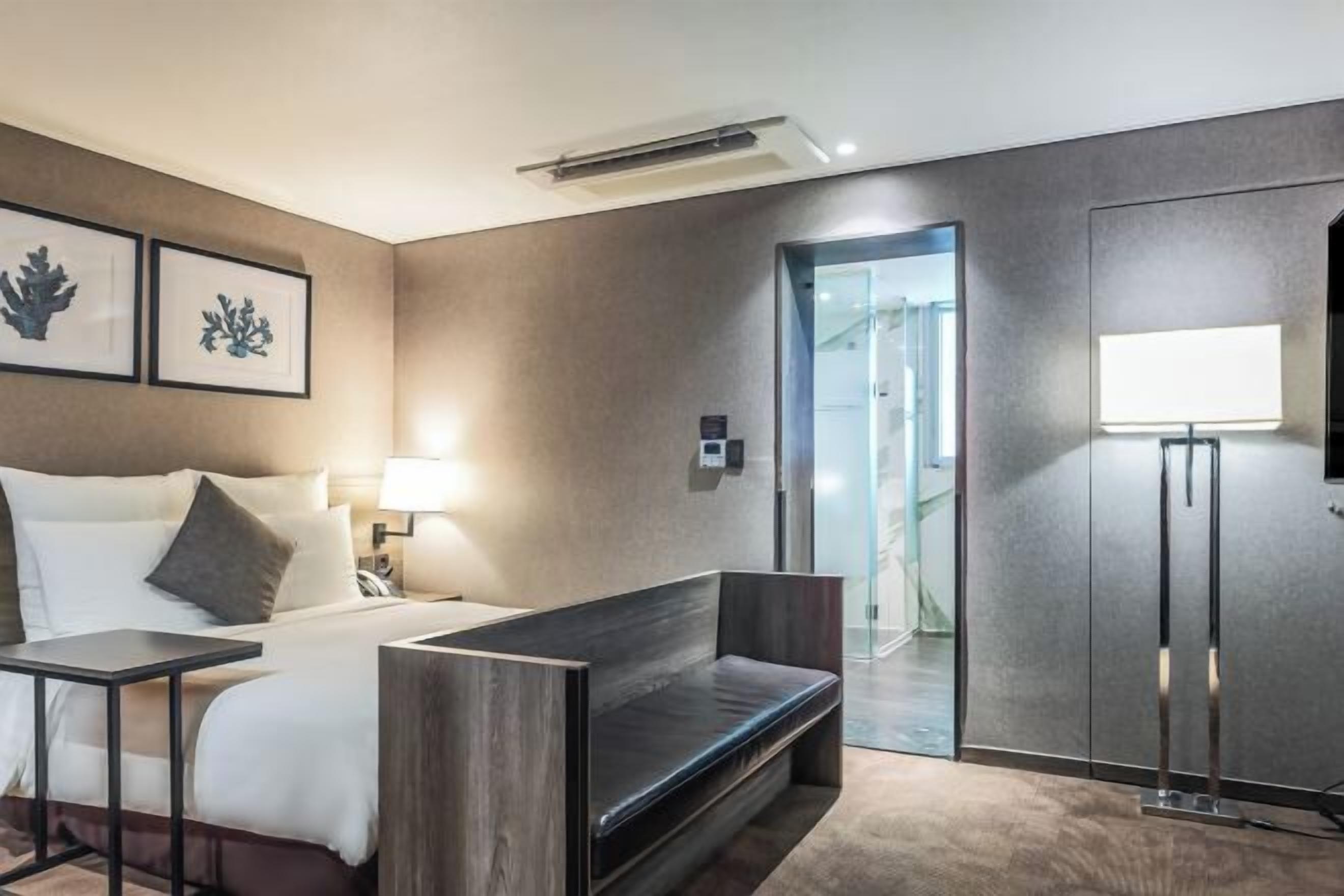 Hochwertige Bettwaren, Minibar, Zimmersafe, individuell eingerichtet