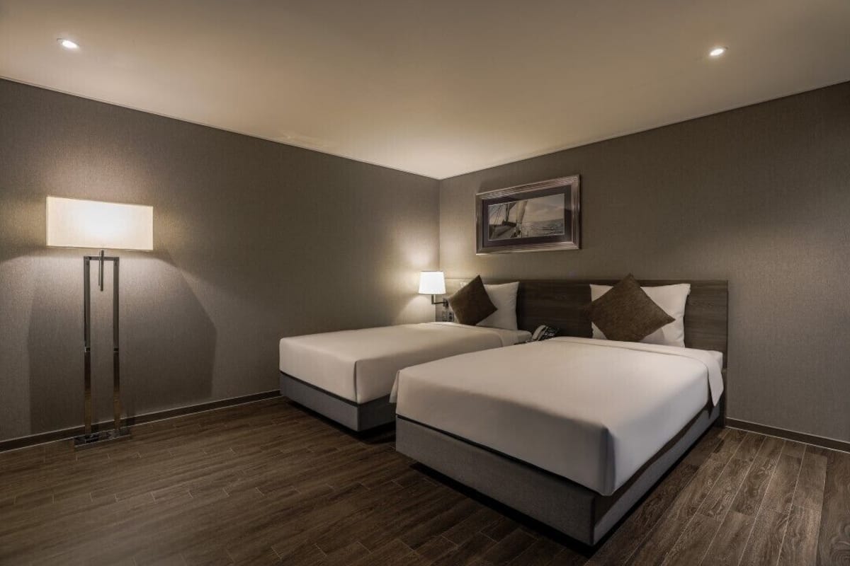 Cinema Twin No-View | Sengetøy av topp kvalitet, minibar og safe på rommet