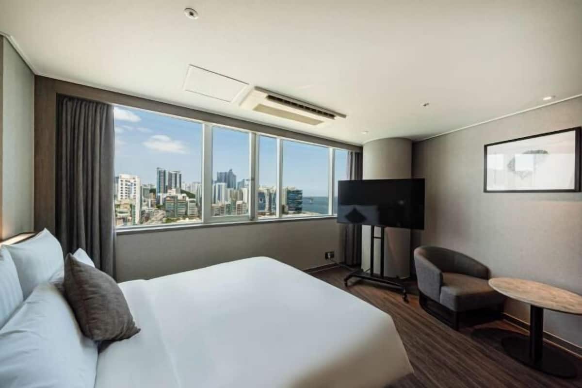 Premium bedding, minibar, in-room safe, individually furnished