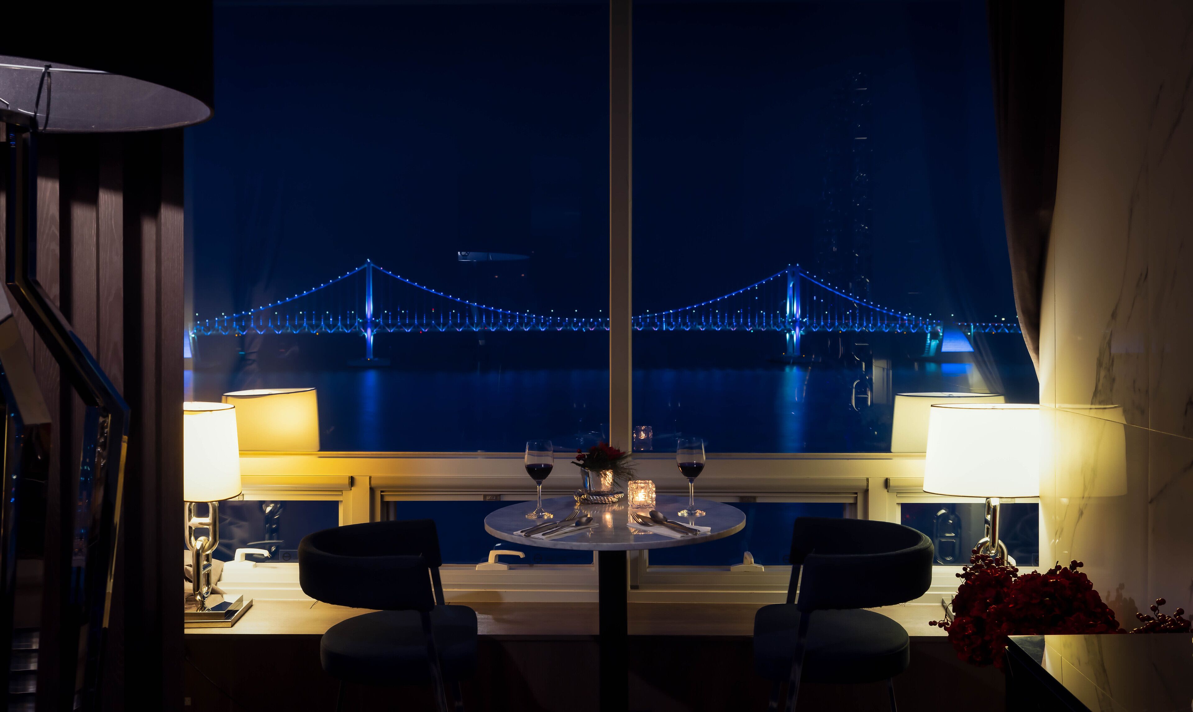 breakfast, lunch, dinner served; sea views