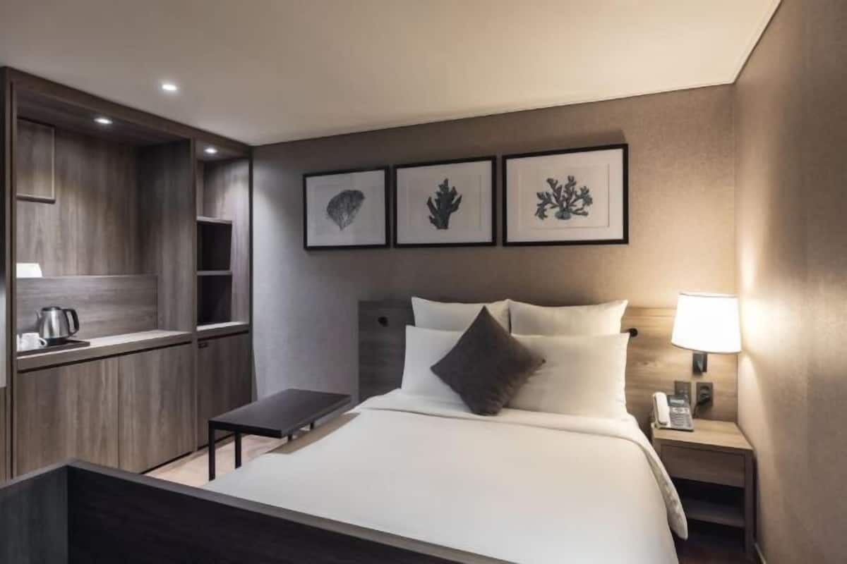 Premium bedding, minibar, in-room safe, individually furnished