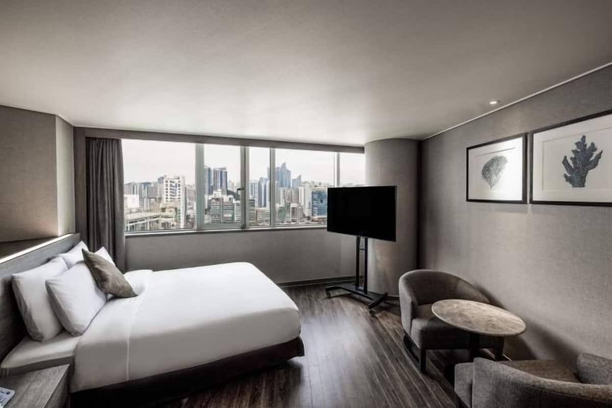 Premium bedding, minibar, in-room safe, individually furnished