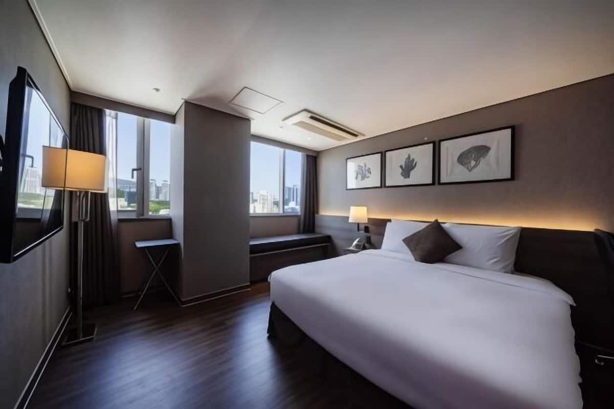 Premium bedding, minibar, in-room safe, individually furnished