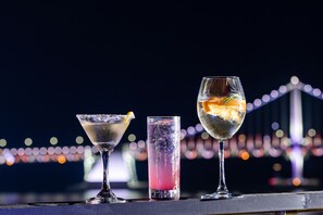 Breakfast, lunch, dinner served; sea views 