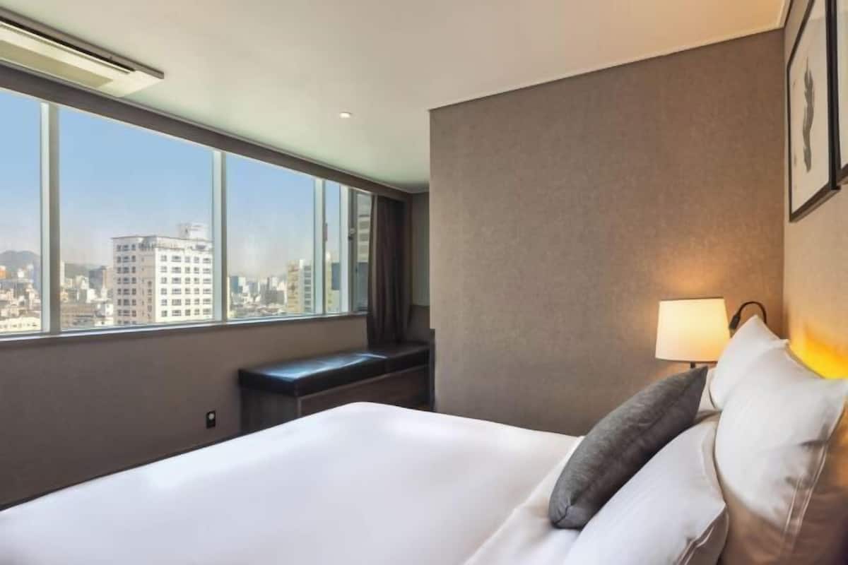 Premium bedding, minibar, in-room safe, individually furnished