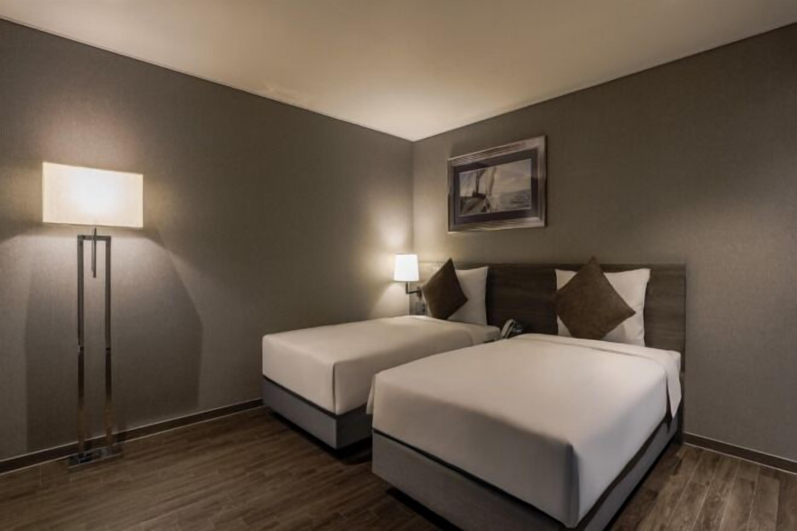 Sengetøy av topp kvalitet, minibar og safe på rommet