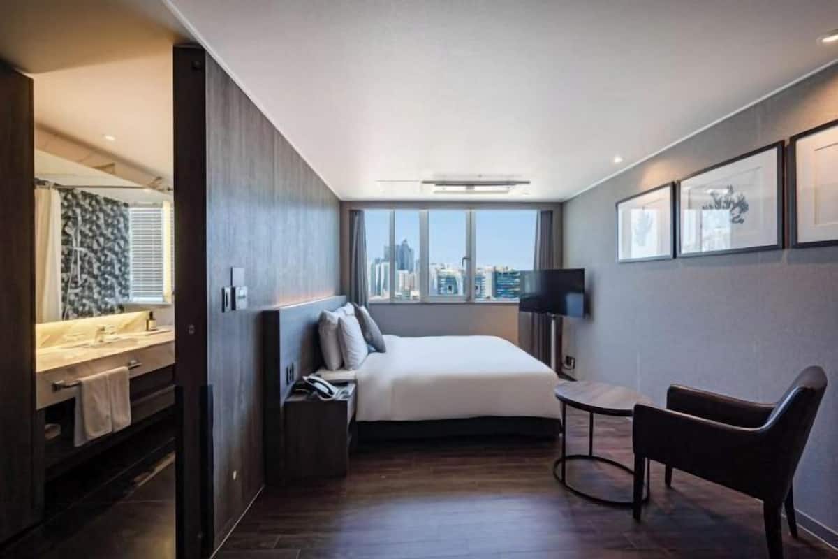 Premium bedding, minibar, in-room safe, individually furnished