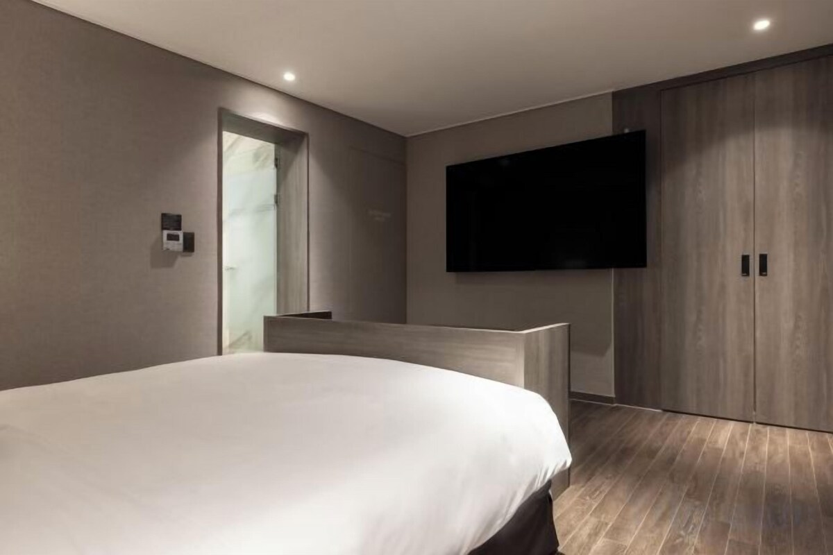 Roba de llit d'alta qualitat, minibar i caixa forta a l'habitació