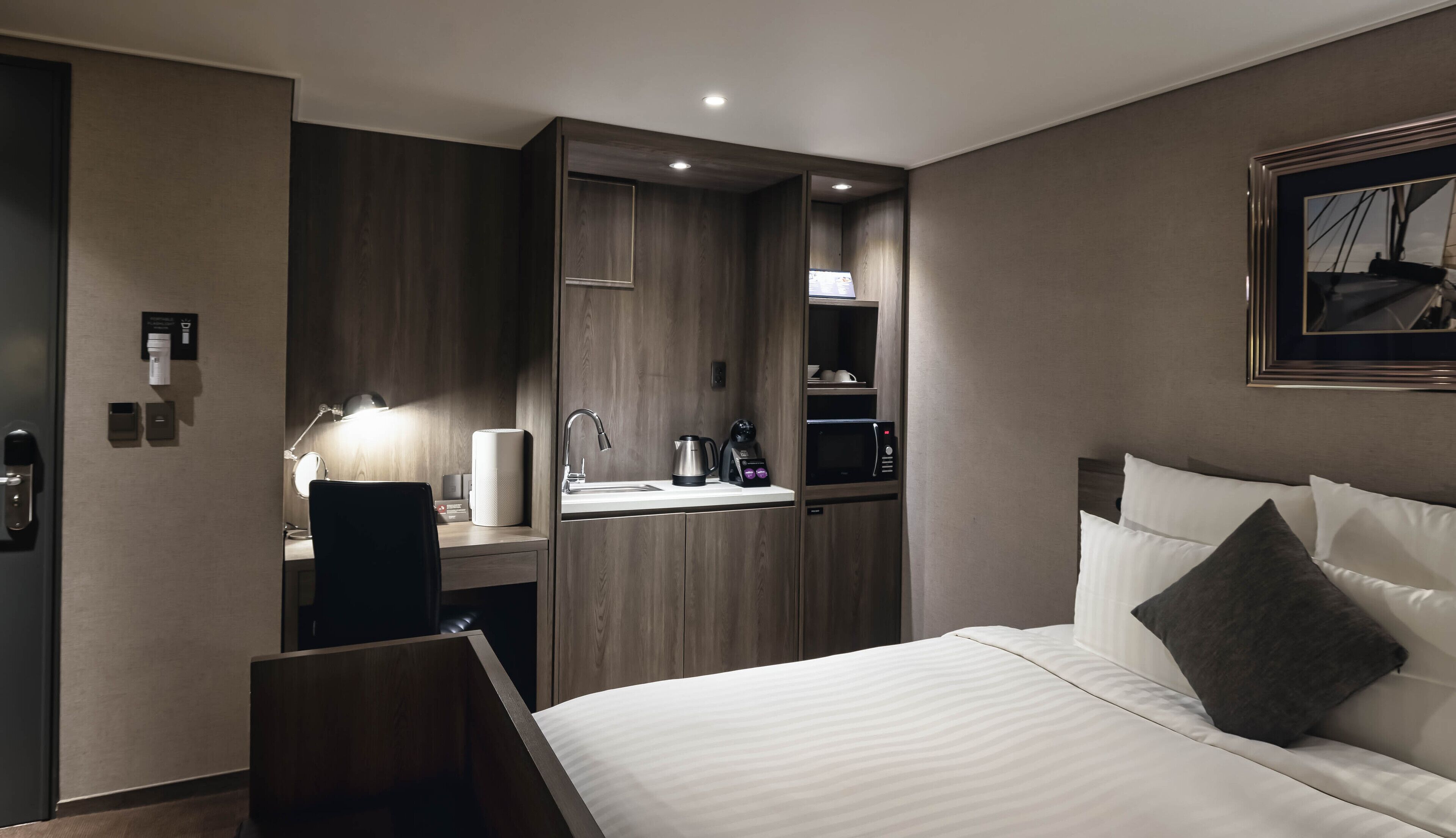 Ylelliset vuodevaatteet, minibaari, tallelokero huoneessa