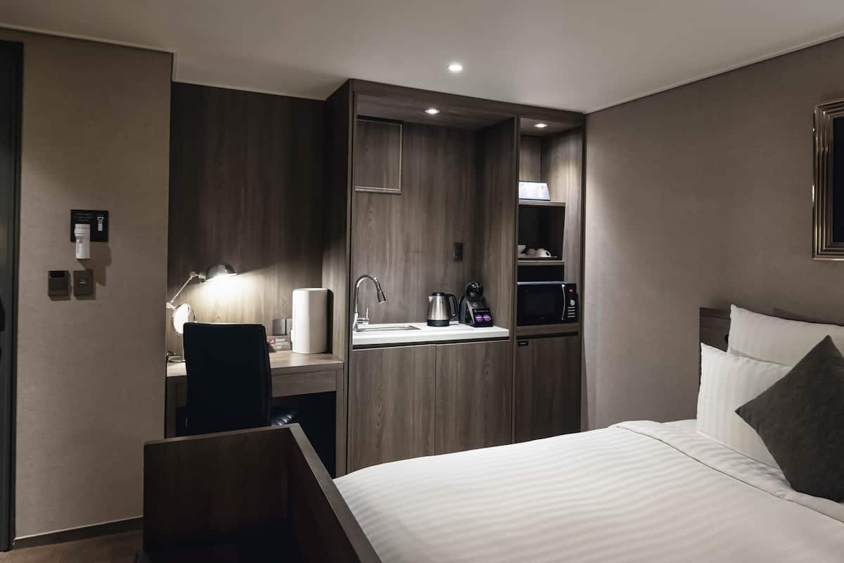 Ylelliset vuodevaatteet, minibaari, tallelokero huoneessa