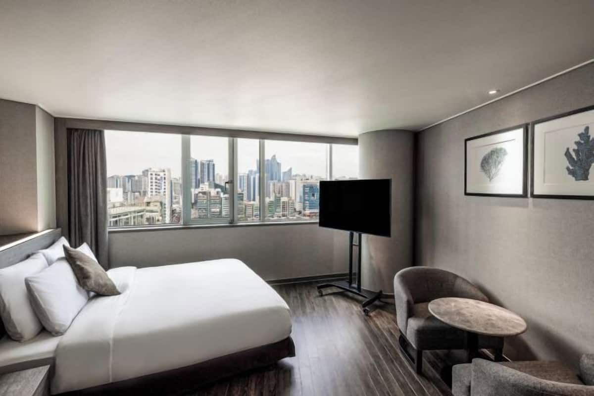 Premium bedding, minibar, in-room safe, individually furnished