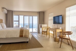Sea View Room - Open plan bathroom (1) - Finchley Guest House (Cape Town)