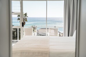 Sea View Room - Bath and Shower (2) | In-room safe, blackout curtains, iron/ironing board, free WiFi - Finchley Guest House (Cape Town)