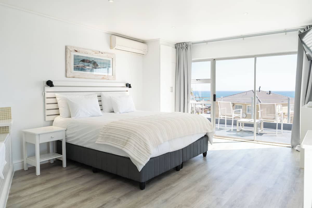 Sea View Room - Open plan bathroom (1) | In-room safe, blackout curtains, iron/ironing board, free WiFi