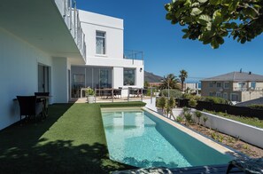 Outdoor pool - Finchley Guest House (Cape Town)