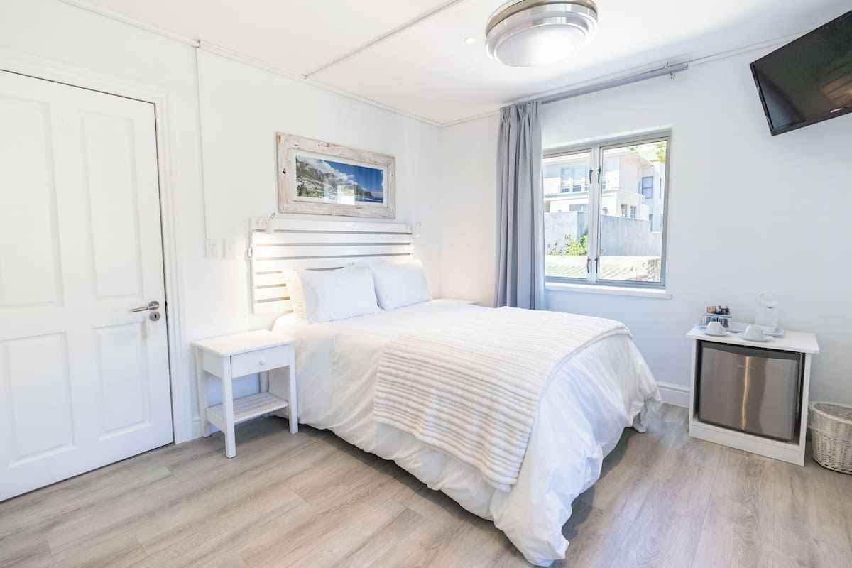 Standard Mountain View Room (4) | In-room safe, blackout curtains, iron/ironing board, free WiFi