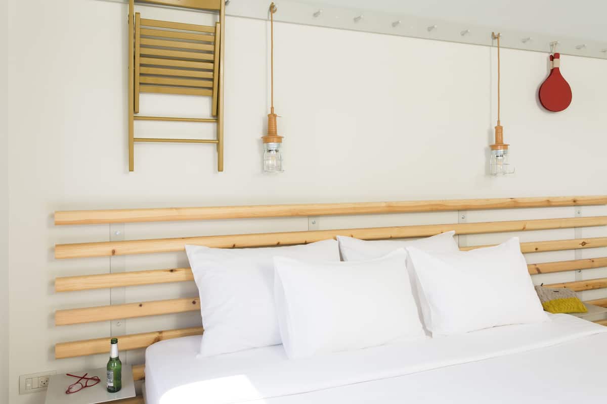 Premium bedding, in-room safe, iron/ironing board, free WiFi