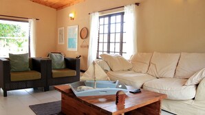 Living room - Castaway Lodge (Mahé Island)