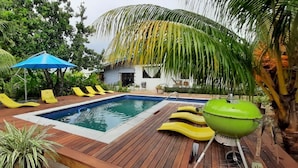 Outdoor pool, pool umbrellas, pool loungers - Castaway Lodge (Mahé Island)