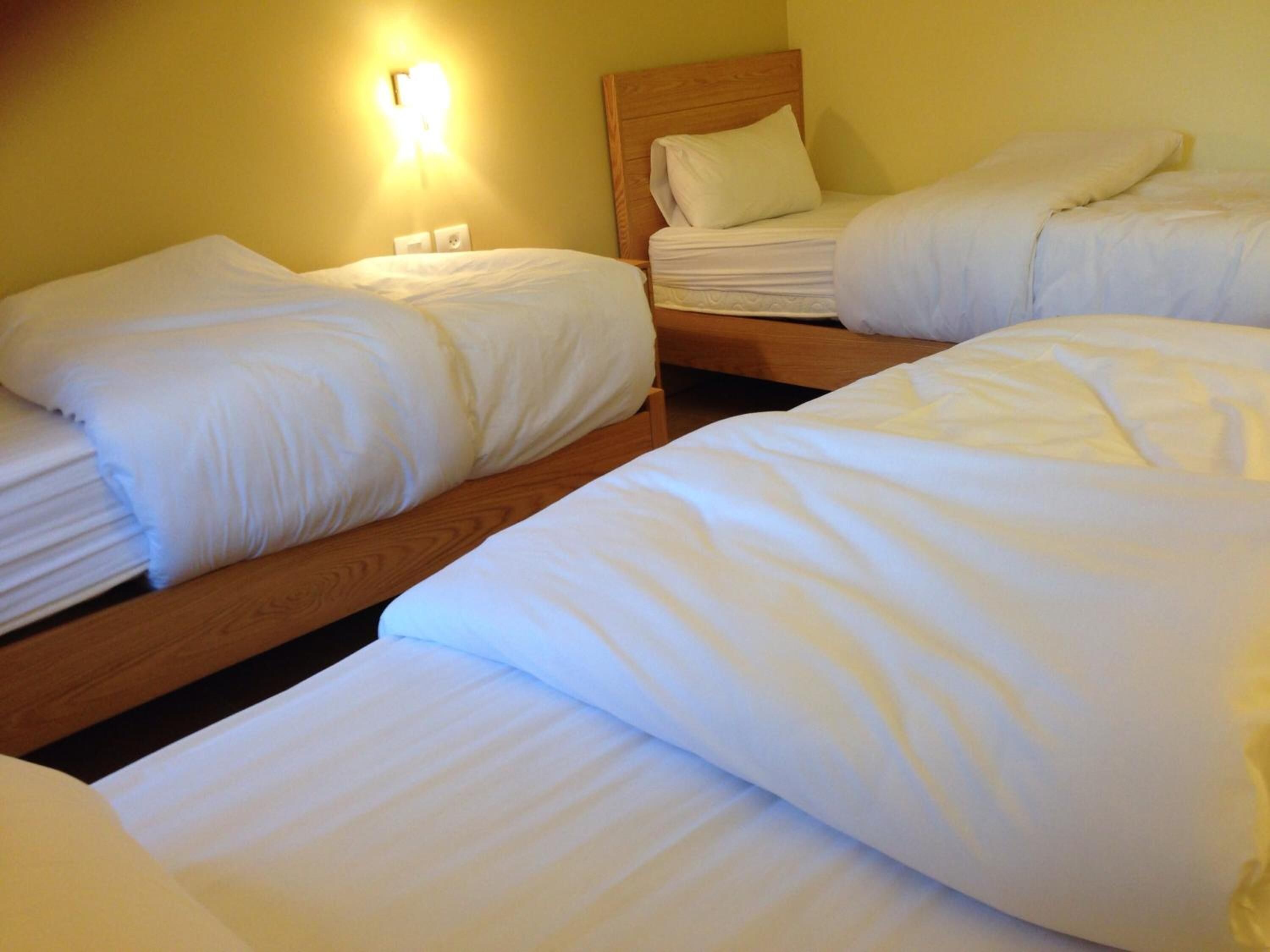 Luxe beddengoed, een bureau, geluiddichte muren