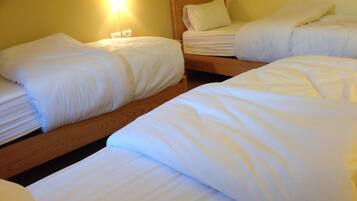 Luxe beddengoed, een bureau, geluiddichte muren