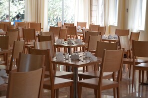 Serveert ontbijt, lunch, diner, lokale gerechten 