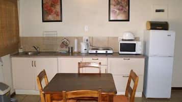 Cottage Comfort, 1 kamar tidur ( Lilac and Loerie Cottages) | Dapur kecil pribadi | Lemari es besar, microwave, kompor, dan ketel listrik