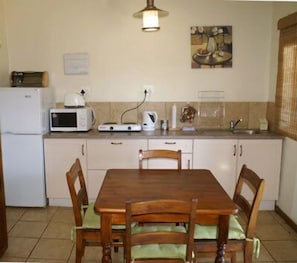 Casa de campo família, 1 quarto ( Lavender and Peacock Cottage) | Cozinha americana privada | Geladeira grande, micro-ondas, cooktop, chaleira elétrica