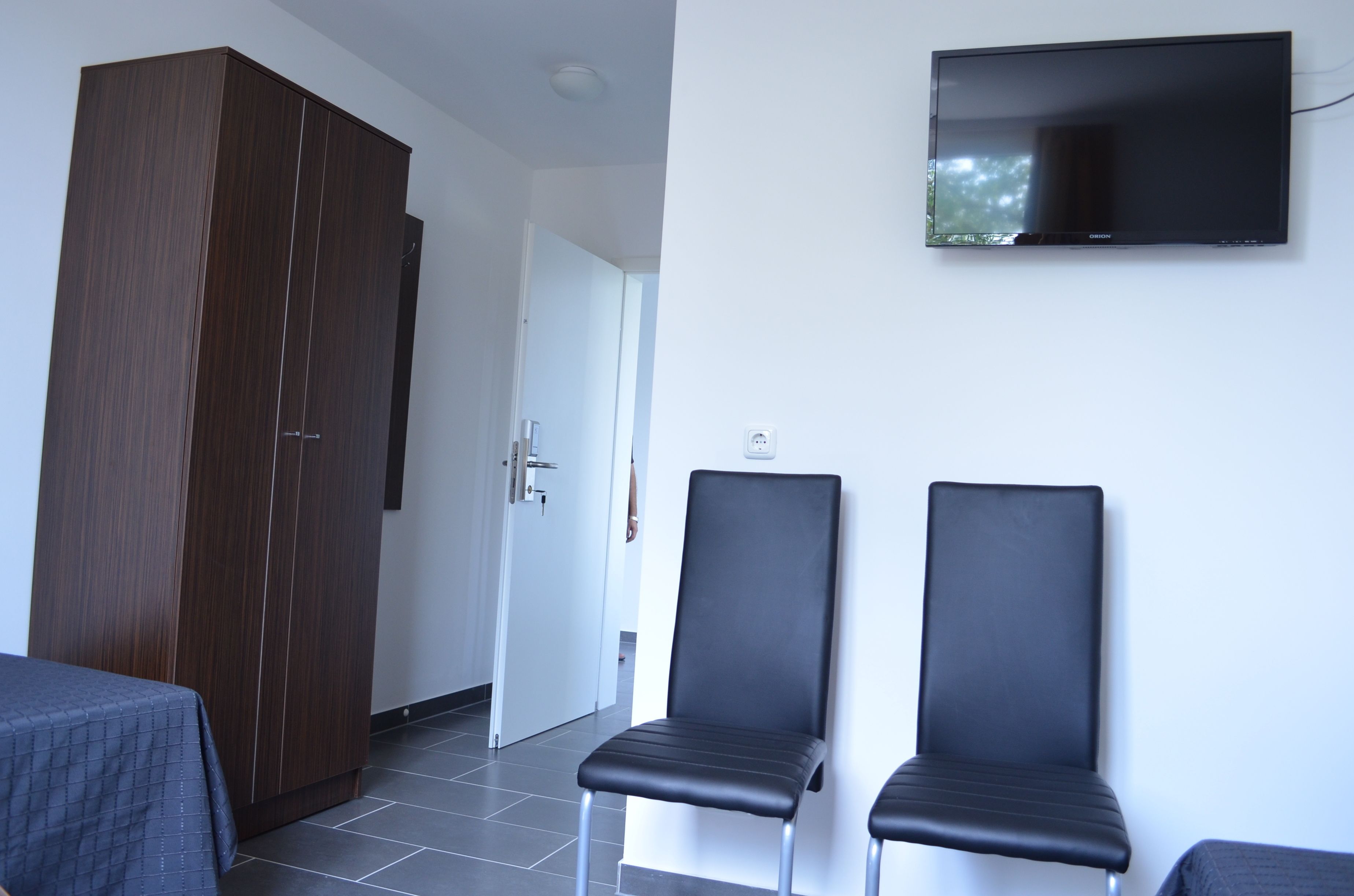 Habitación estándar con 2 camas individuales | Caja de seguridad en la habitación, muebles diferentes y escritorio 