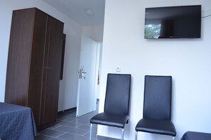 标准双床房 | 客房内保险箱、特色家居、办公桌、隔音