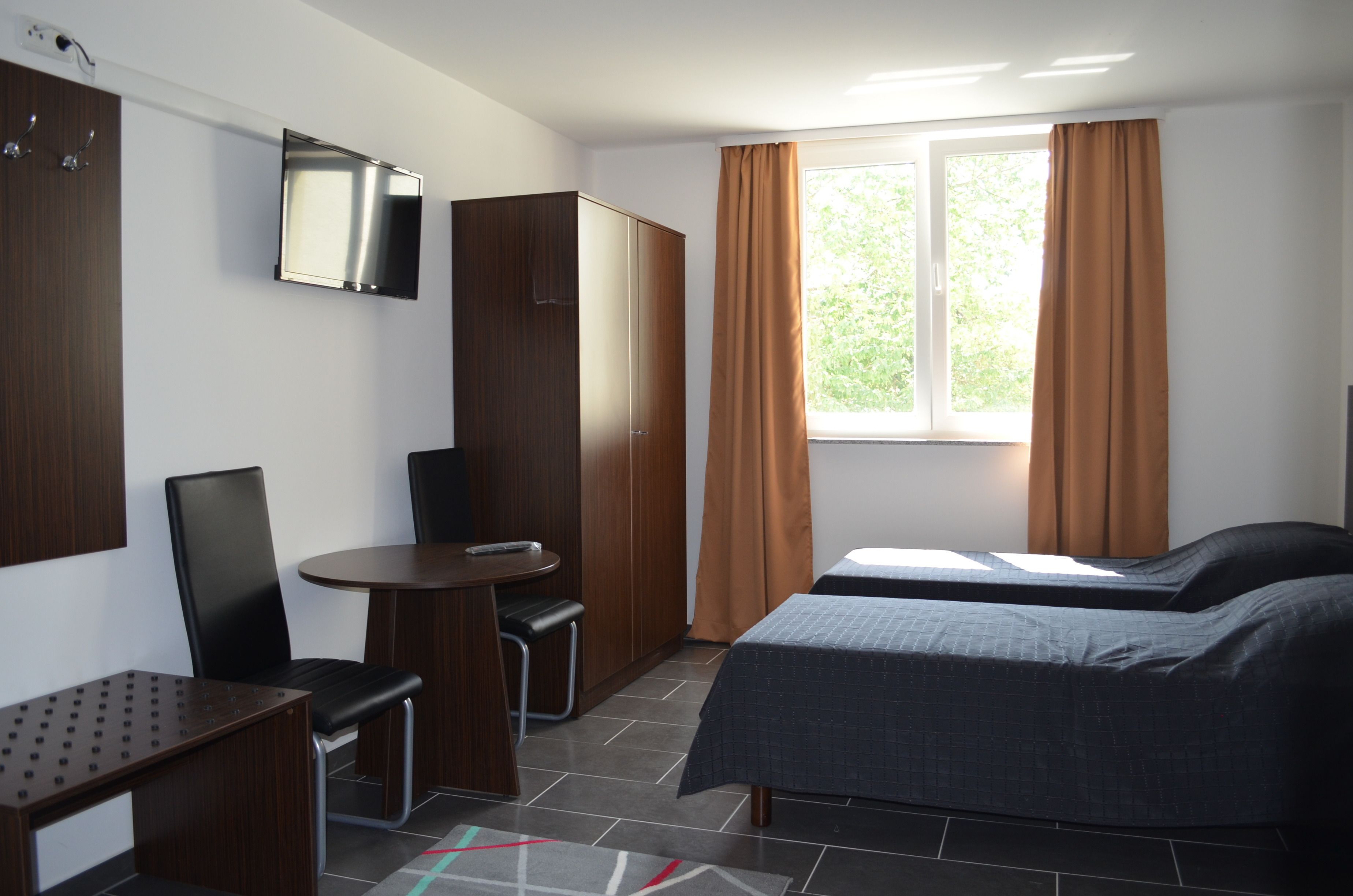 Deluxe-Zweibettzimmer, 2 Einzelbetten | Zimmersafe, individuell eingerichtet, Schreibtisch