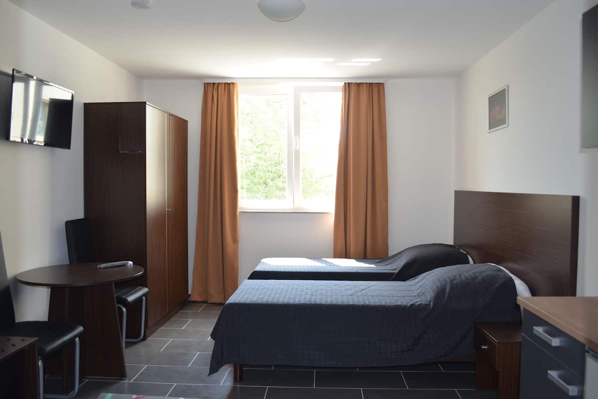 Deluxe Twin kamer, 2 eenpersoonsbedden | Een kluis op de kamer, individueel gemeubileerd, een bureau