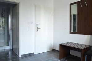 Deluxe Twin Room, 2 Single Beds | In-room safe, individually furnished, desk, soundproofing - Zwei Raben Pension (Mainz)