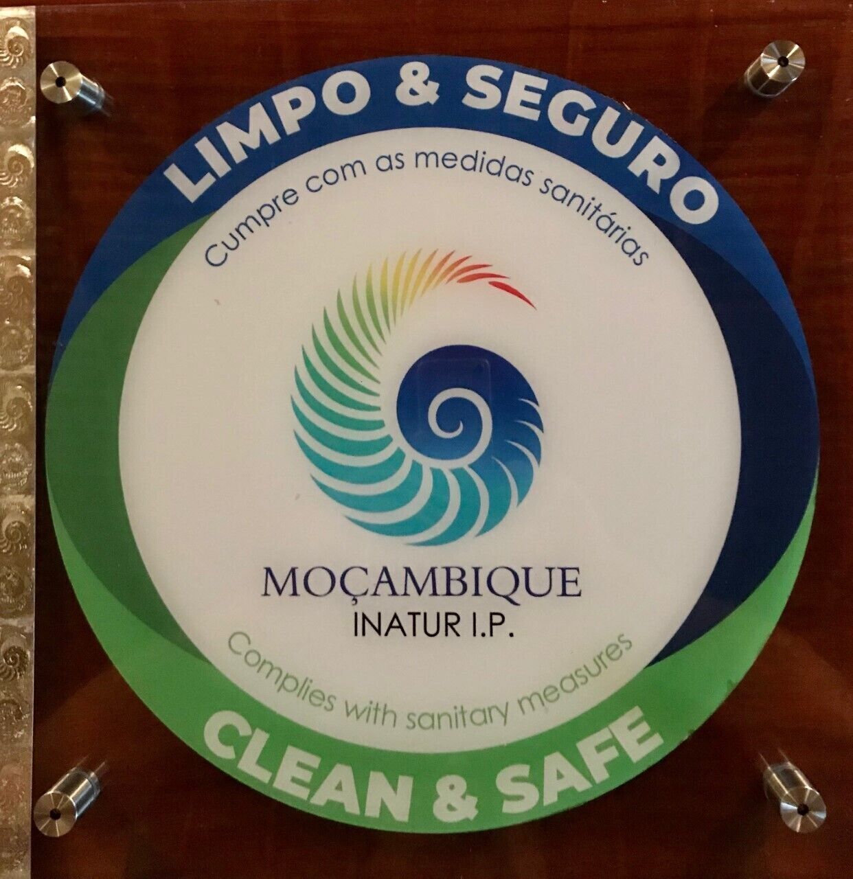 Un senyal rodó amb un logotip i text que indica compliment de les mesures sanitàries.