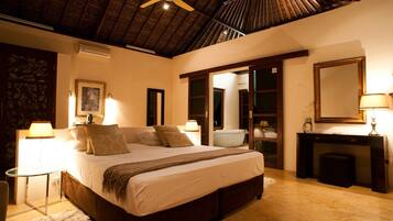 Double Room, 1 King Bed, Non Smoking | Minibar, in-room safe, desk, soundproofing