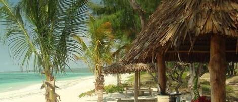 På stranden, strandhåndklær, snorkling og kajakkpadling