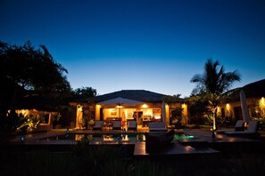 2 hồ bơi ngoài trời, dù/ô trên bãi biển/hồ bơi