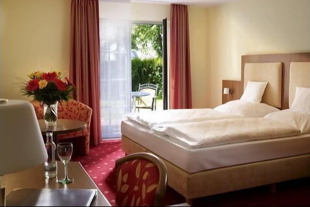 Desk, rollaway beds, free WiFi