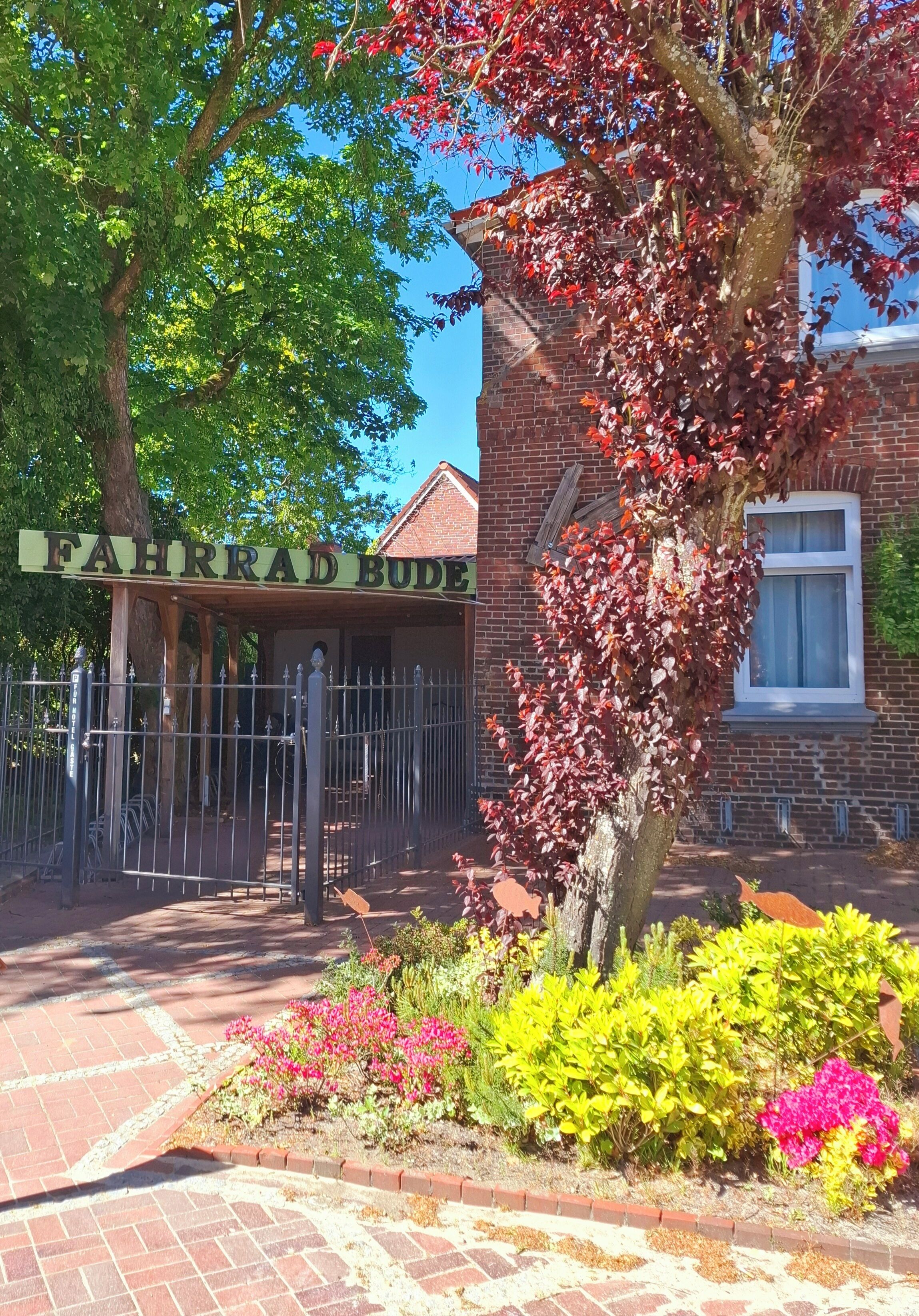 A brick building with a sign reading 'FAHHRAD BUDE'.