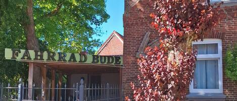 A brick building with a sign reading 'FAHHRAD BUDE'.