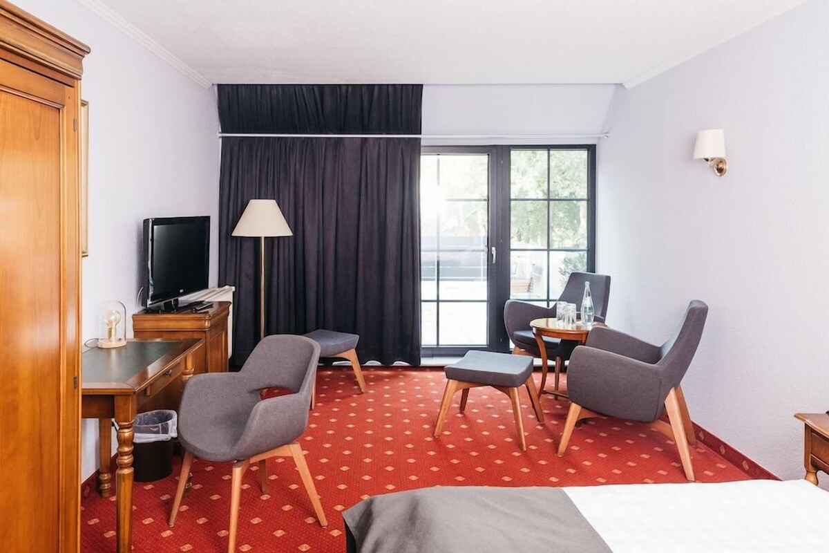 Desk, rollaway beds, free WiFi