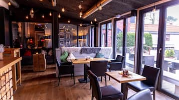 Serveert lunch en diner, regionale gerechten