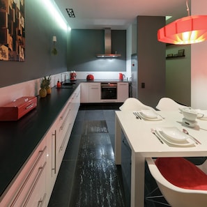 Apartament superior, 2 dormitoris | Cuina privada | Frigorífic gran, cafetera i tetera i bullidora elèctrica 