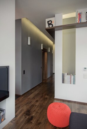 Apartamento superior, 2 quartos | Área de estar | TV de tela plana