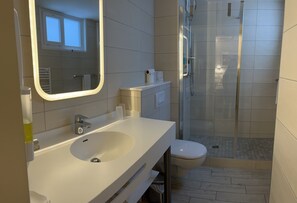 Dobbeltrom | Bad | Dusj, toalettartikler (inkludert), hårføner og håndklær